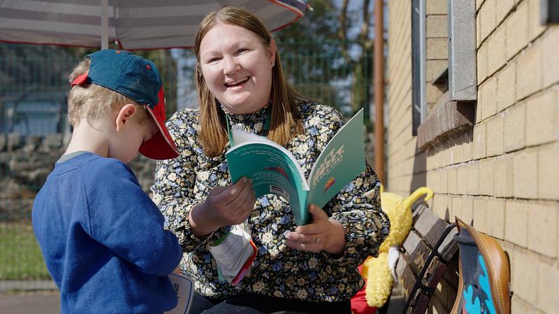 Kylie Watt, winner of the Bookbug Hero Award, reading Don't Worry Little Crab to a nursery pupil